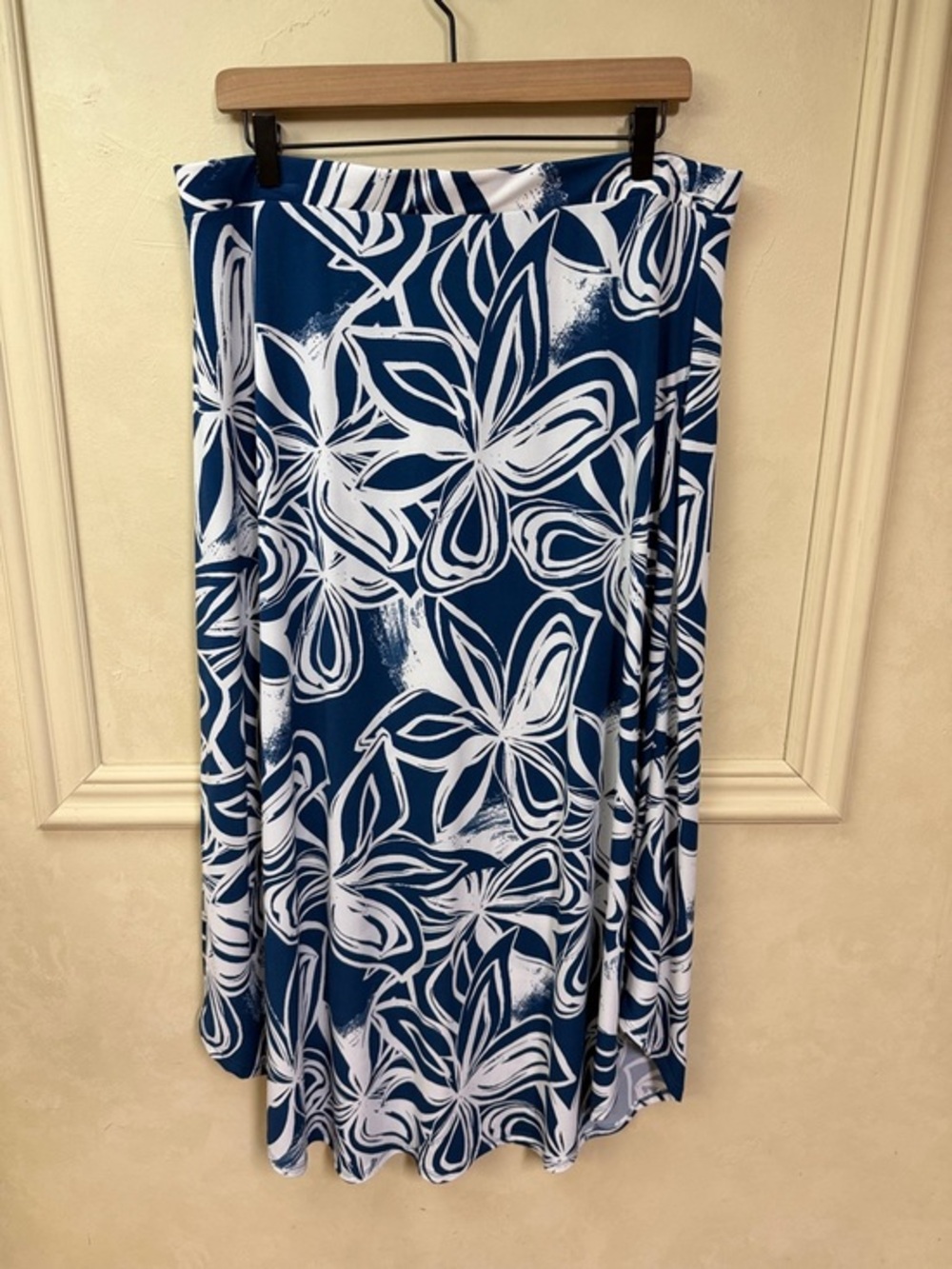 Chicos Linear Floral Maxi Skirt Blue White Stretch Pull On